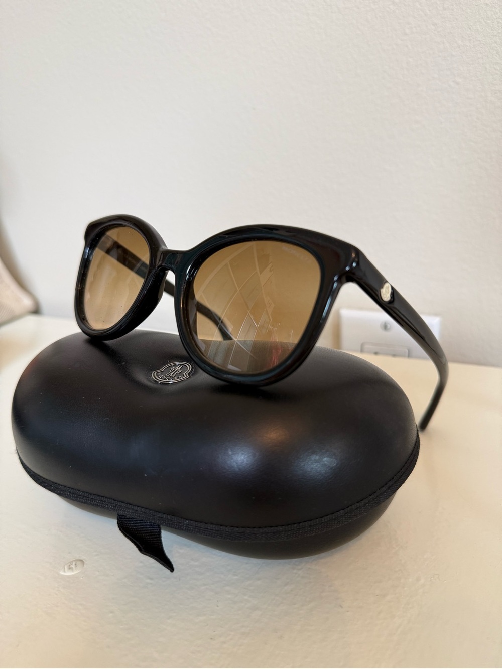 Moncler black  Round Women's Sunglasses with Brown Lenses, plus case